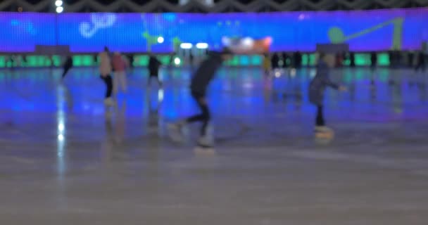 Les gens sur la patinoire la nuit — Video