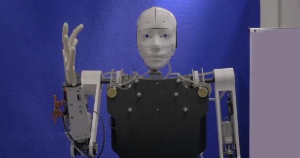 Robot greeting with waving hand — Stock Video