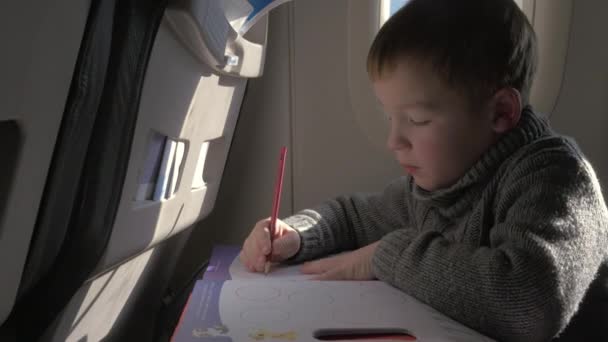 Barn ritar under flygningen — Stockvideo