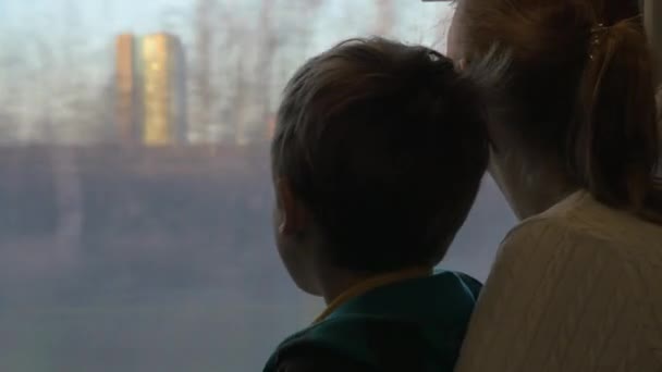 Moeder en kind op zoek trein venster tijdens de reis — Stockvideo