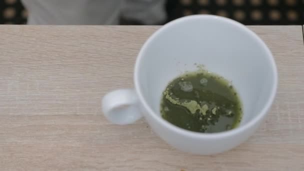 Hacer té matcha en un café — Vídeo de stock