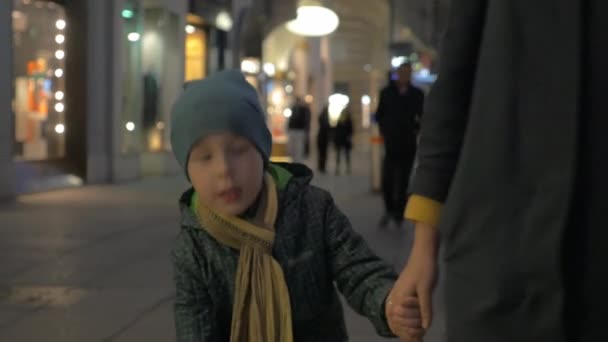 夜の街で母親と一緒に歩く子 — ストック動画
