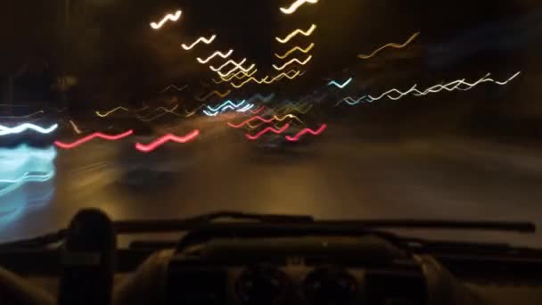 Timelapse de la voiture au volant dans la ville de nuit, vue intérieure — Video