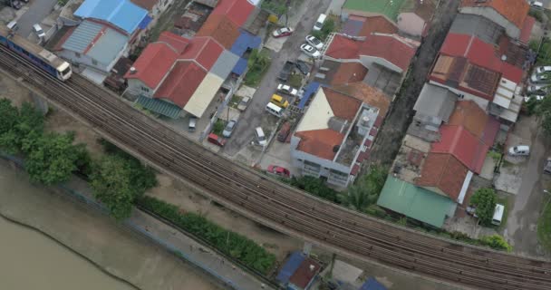 Fågel eye vy över fattiga stadsdelen och ridning tåg på järnvägarna. Kuala Lumpur, Malaysia — Stockvideo