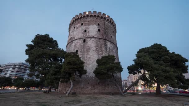 Timelapse zmiana czasu i biała wieża oświetlenie, Thessaloniki — Wideo stockowe