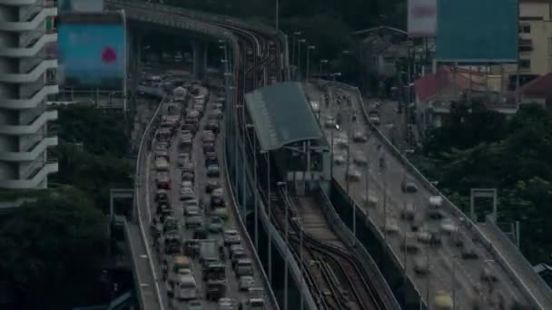 Časosběrné záběr víceúrovňové doprava silniční, železniční a vlakového nádraží. Bangkok, Thajsko — Stock video