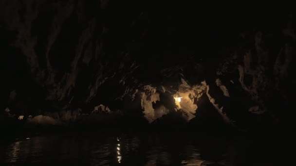 Zeilen door de grot in Ha Long Bay, Vietnam — Stockvideo