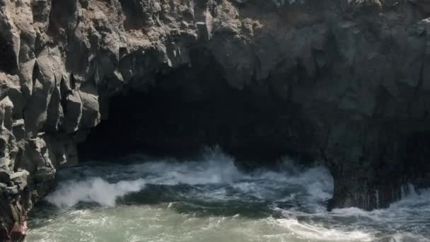 Una cueva de roca, bañada por el mar — Vídeos de Stock