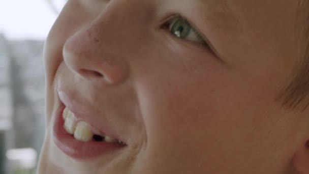 Ein neunjähriger Junge lächelt — Stockvideo