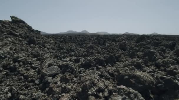 Vulkanische rotsachtige bodem van Timanfaya National Park — Stockvideo