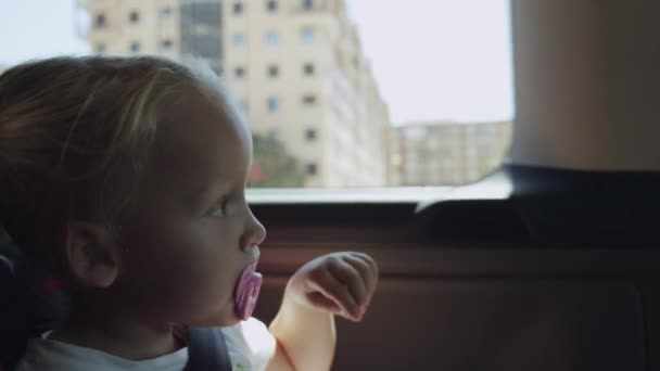 Niña con chupete teniendo un viaje en coche — Vídeos de Stock