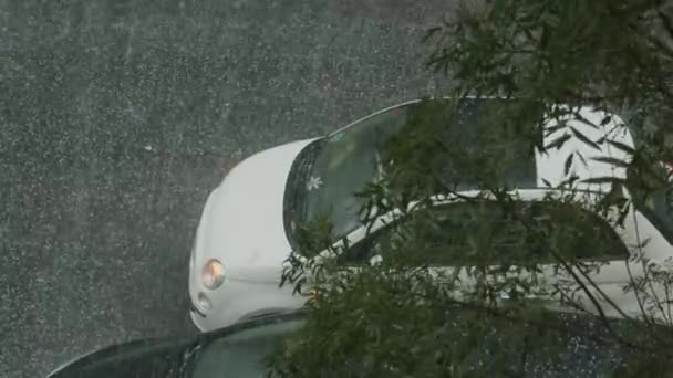 Mal tiempo atacando la ciudad con fuerte granizo — Vídeos de Stock