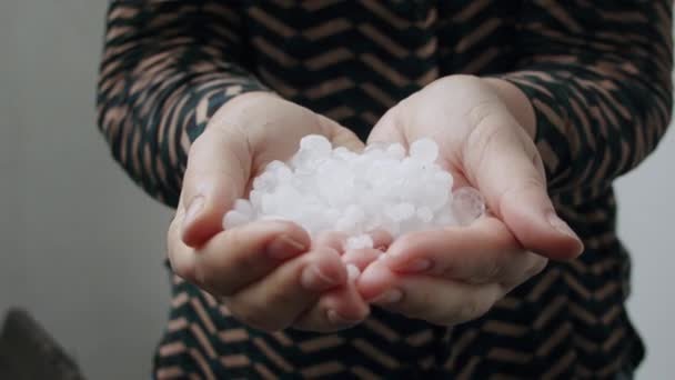 Händer med hagel, resultatet av otäckt väder — Stockvideo