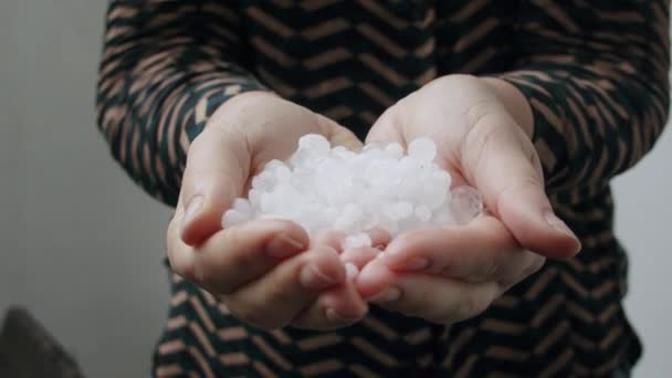 Hände mit Hagel, das Ergebnis schlechten Wetters — Stockvideo