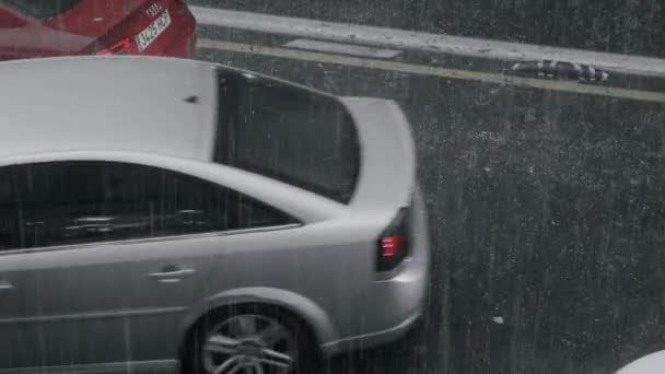 Tráfego de automóveis na tempestade de granizo — Vídeo de Stock