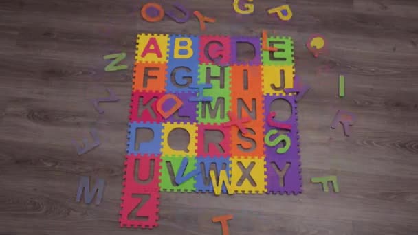 Zeitraffer des Sammelns bunter englischer Buchstaben — Stockvideo