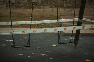Oyun sahasında iki salıncak kordonu oluşturuldu.