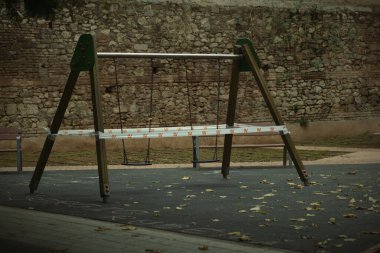 Çocuk parkında A çerçeveli salıncak kordonu