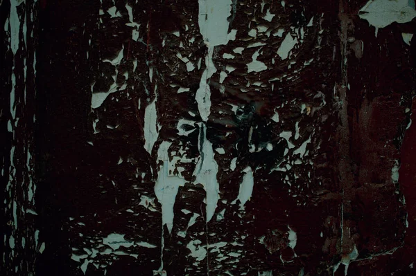 Старая погодная пилинговая черная краска на деревянной панели — стоковое фото
