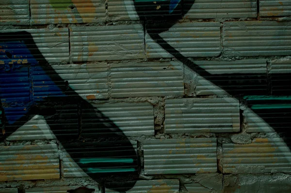 Graffiti peint sur briques striées sur un mur — Photo