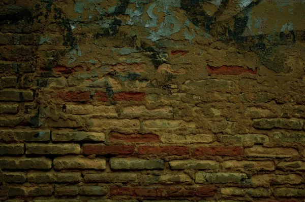 낙서로 꾸불꾸불 해진 낡은 벽돌 벽 — 스톡 사진