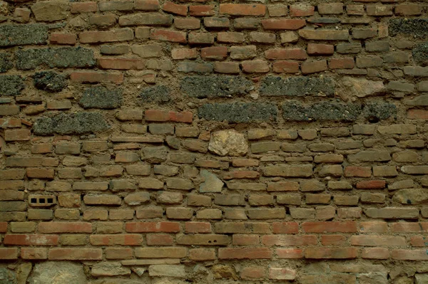 Vecchio intemperie irregolare struttura della parete di mattoni — Foto Stock