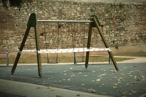 Çocuk parkında A çerçeveli salıncak kordonu