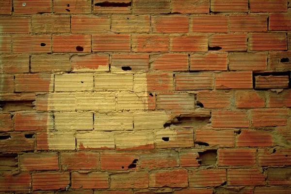 Textura de parede danificada velha com tijolos vermelhos estriados — Fotografia de Stock