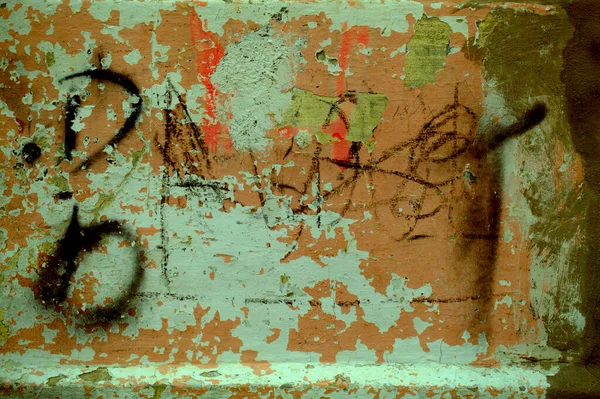 Alte marode Mauer mit Graffiti beschmiert — Stockfoto