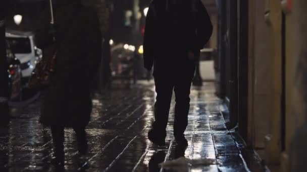 夜市の雨の下の人々 — ストック動画