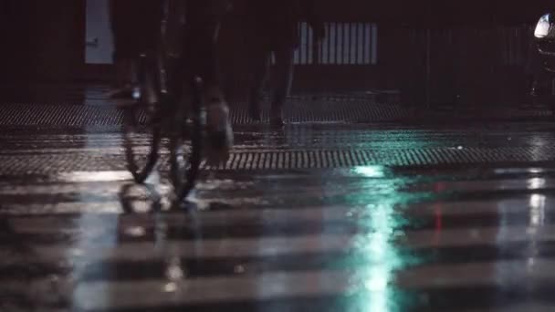 เดินข้ามเมืองในตอนเย็นที่ฝนตก — วีดีโอสต็อก