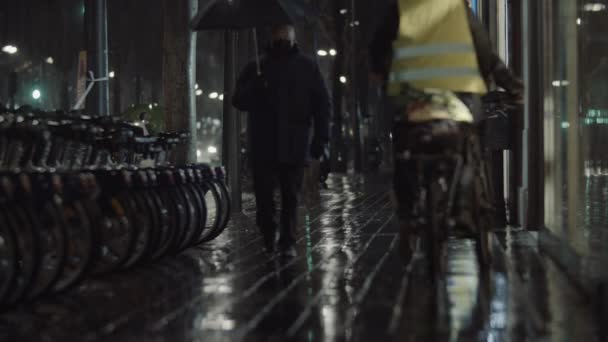 Wilgotny wieczór. Widok mokrej uliczki z ludźmi w Walencja, Hiszpania — Wideo stockowe