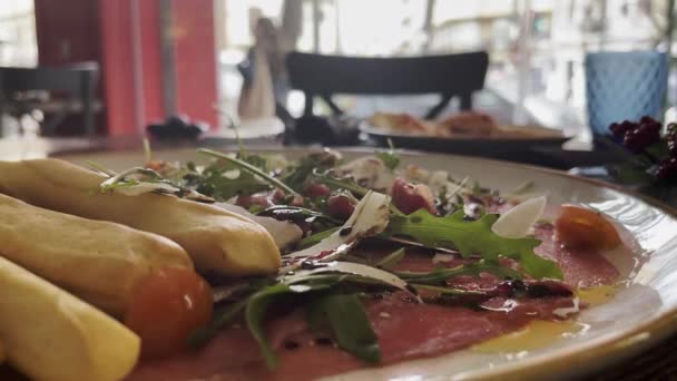 Restaurant voorgerecht met jamon en broodstokjes — Stockvideo