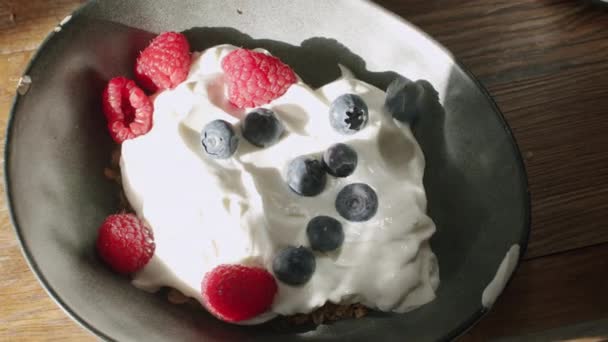 Micul dejun sănătos cu granola, iaurt și fructe de pădure proaspete — Videoclip de stoc