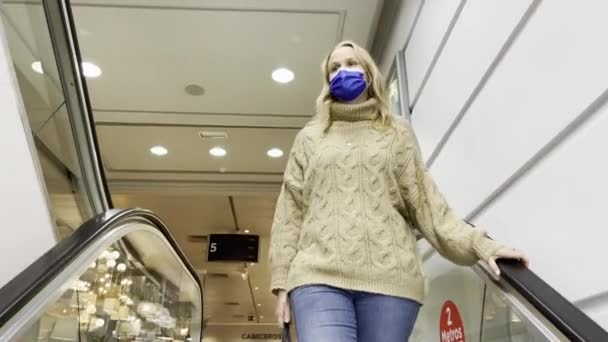Belanja selama masa COVID-19, wanita di eskalator — Stok Video