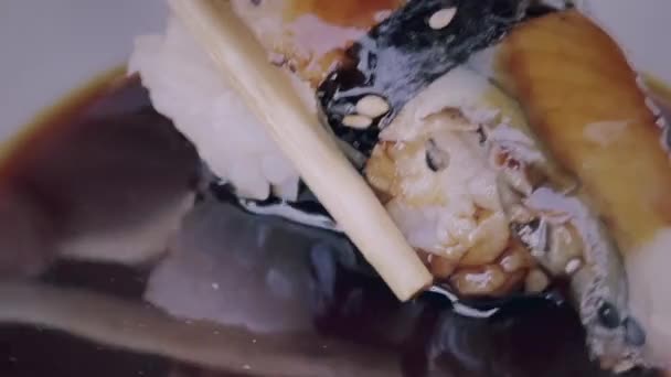 Femme prenant un repas avec de la nourriture japonaise — Video