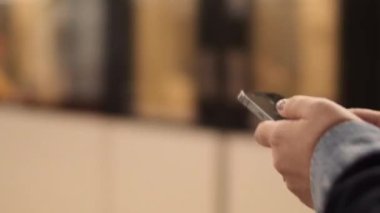 Metroda akıllı telefonu olan meşgul bir vatandaş.