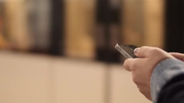 Citoyen occupé avec smartphone dans le métro — Video