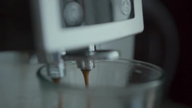 Kahve makinası çalışıyor.