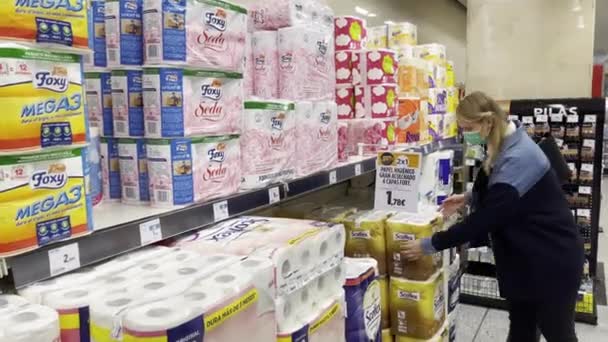 Kobieta w masce kupująca papier toaletowy podczas epidemii — Wideo stockowe