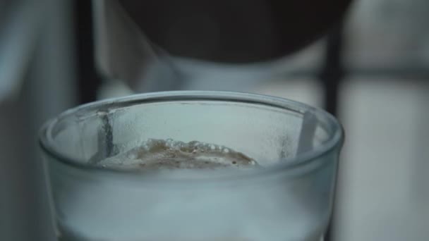 Barista haciendo latte y terminándolo con espuma de leche — Vídeo de stock