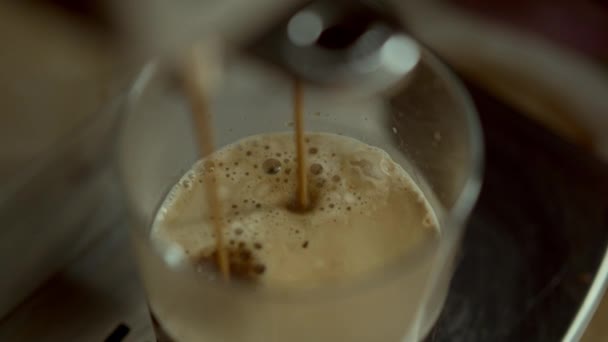 Kahve makinesi canlandırıcı americano yapıyor. — Stok video