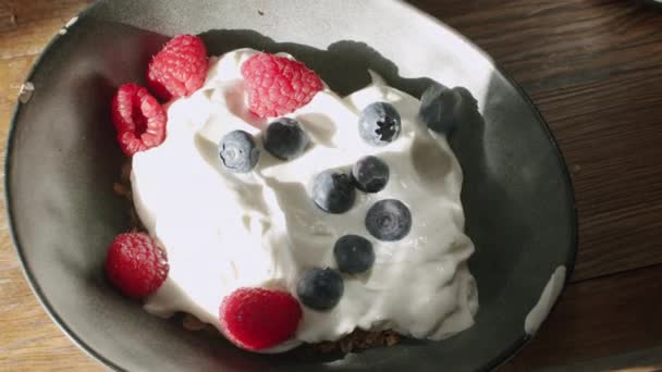 Healthy breakfast with granola, yoghurt and fresh berries — Stock Video