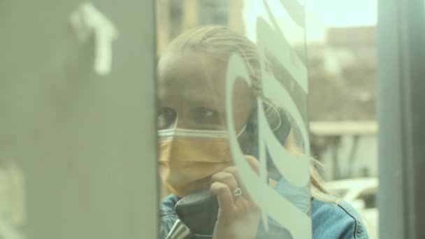 Maskierte Frau telefoniert auf Straße — Stockvideo