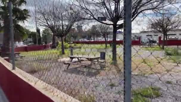 Закрытая пустая садовая площадь для барбекю в городе — стоковое видео