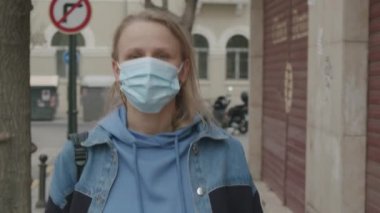 Isırık bandı ve yüz maskesi takan kadın, COVID-19 yaşam tarzı.