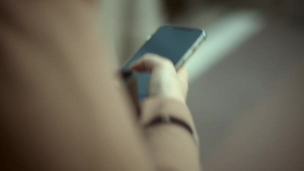 She must always be in touch. Using cellphone on the go — Stockvideo