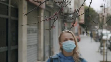 Maskeli kadın ilk ağaç yapraklarından etkilenir. Bahar geliyor.