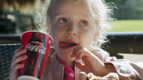 Bambino che finisce il pranzo con una tazza di Coca Cola — Video Stock