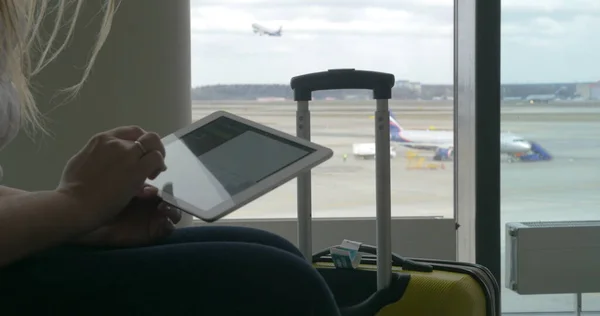 Woman waiting for the flight with tablet PC — Stock Photo, Image